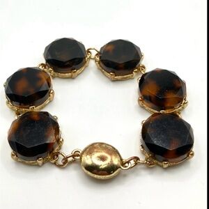 Vintage faux topaz link bracelet
Gold tone metal
Magnetic closure